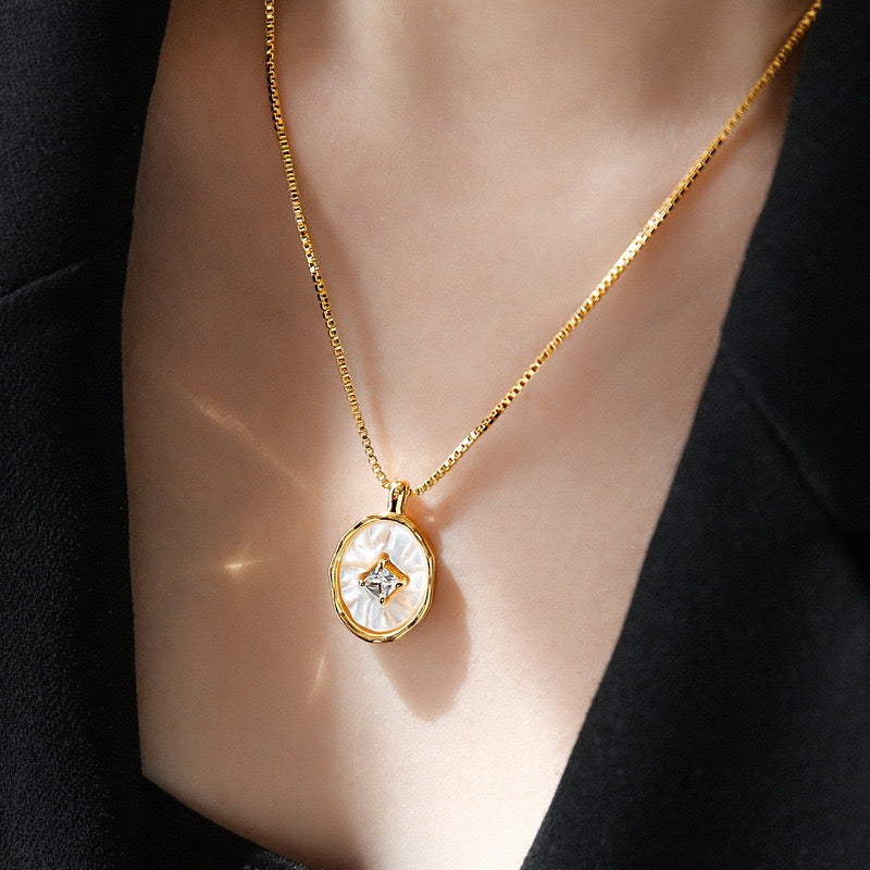 18K Gold Oval Mother-of-Pearl Pendant Necklace